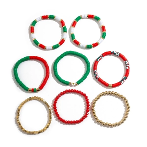 Détail d'un ensemble de 8 bracelets de Noël en argile polymère avec motifs de fête