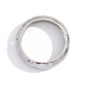 Minimalistische zilverkleurige armband met gehamerde textuur en handig scharnier