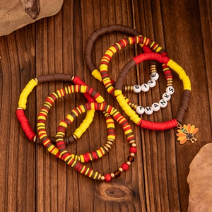 Detailansicht der Erntedankfest-Armbänder mit Give Thanks Perlen und Truthahn-Anhänger