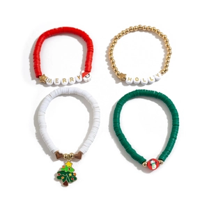 Détail du set de bracelets de Noël avec lettres Merry Holly et breloques de bonhomme de neige