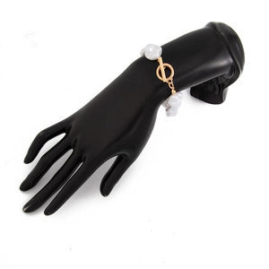 Barockes Perlenarmband mit unregelmäßigen Perlen und goldenem OT-Verschluss am Handmodell