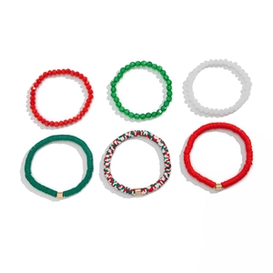 Détail du lot de 6 bracelets de Noël avec perles heishi colorées et perles facettées