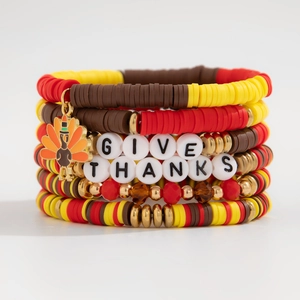 Detail von Thanksgiving-Armband mit Truthahn-Anhänger und GIVE THANKS-Buchstabenperlen