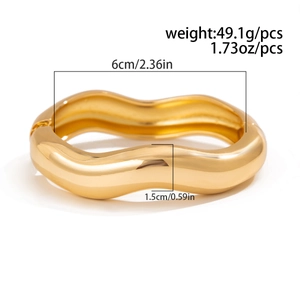 Detail view of gold wave bracelet with size markers showing 6cm diameter and 1.5cm width