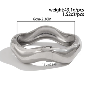 Detailed view of wide silver wavy bracelet showing weight 43.1g and 6cm inner diameter