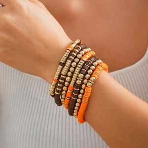 Mehrlagiges Boho-Armbandset mit Ahornblatt-Anhängern und orangefarbenen Heishi-Perlen