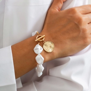 Barock-Armband mit unregelmäßigen Perlen, Goldmünzenanhänger und OT-Knebelverschluss