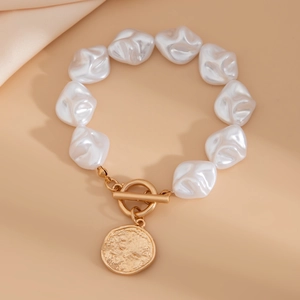 Detailaufnahme von Barockperlen-Armband mit goldenem T-Verschluss und Münzanhänger