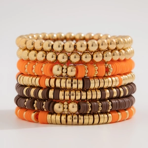 Detail von 8 stapelbaren Bohème-Armbändern mit Gold- und Tonperlen-Akzenten