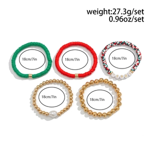 Détail du lot de 5 bracelets de Noël en argile avec perles MERRY et spécifications