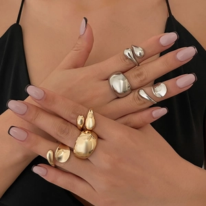 Ensemble de 3 bagues irrégulières style métal liquide en finitions doré et argent