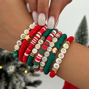 Gros plan de bracelets de Noël en argile avec lettres festives portés au poignet