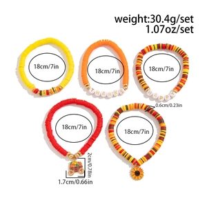 Details von 5er-Set Thanksgiving-Armbändern mit Ahornblatt-Anhängern und Tonperlen
