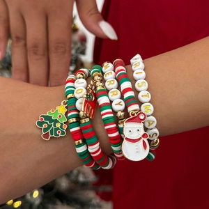 Détail de bracelets de Noël en argile polymère avec pendentifs Joy et Merry Christmas