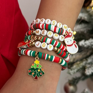 Gros plan sur les bracelets de Noël en argile polymère avec breloques et perles lettres