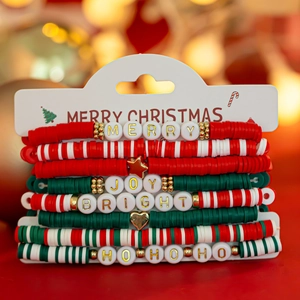 Détail de bracelets de Noël colorés avec perles Heishi et breloques festives dorées