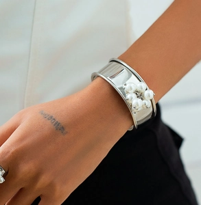 Bracciale rigido largo in argento con ciondolo a grappolo di perle lucido