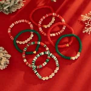 Détail de bracelets de Noël en argile polymère avec lettres dorées Merry, Joy et Bright