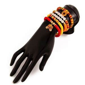 Detail von Thanksgiving-Perlenarmbändern mit Kürbis- und Sonnenblumenanhängern am Handmodell
