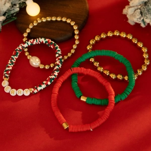 Détail de bracelets de Noël avec perles d'argile colorées et perles de lettres MERRY