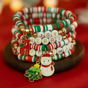 Détail macro de bracelets de Noël en perles Heishi avec perles JOY, MERRY et CHRISTMAS