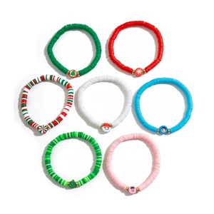 Détail de 7 bracelets de Noël en perles heishi en argile polymère avec breloques