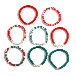 Vue détaillée des bracelets de Noël en perles d'argile polymère avec breloques alphabétiques