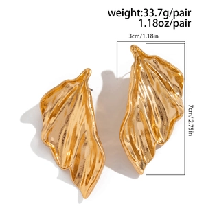 Dettagli orecchini a foglia di ginkgo dorata con dimensioni 7cm x 3cm e peso di 33,7g