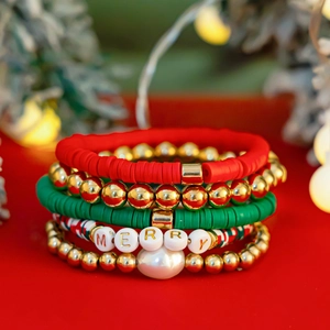Coffret de cinq bracelets de Noël en pâte polymère et breloques en perles baroques