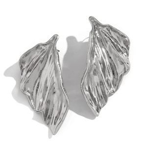 Orecchini floreali 3D argento vintage con texture metallica su sfondo bianco neutro