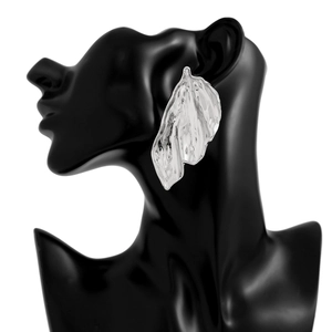 Orecchini a fiore in argento con texture a pieghe su un manichino nero lucido