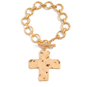 Macro-opname van gouden punkkettingarmband met gehamerde kruishanger en T-sluiting