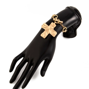 Detail van de gehamerde gouden kruisbedel met OT-sluiting aan de schakelarmband