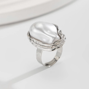 Vue détaillée d'une bague réglable en métal argenté ornée d'une perle baroque