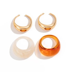 Retro grove ringen set met gouden metalen banden, marmerwit en barnsteenkleurig hars