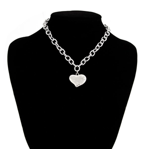 Dettaglio del ciondolo a cuore argento martellato su una collana a catena a maglie grandi