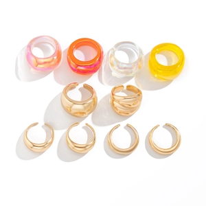 Detail van 10-delige geometrische ringenset met gouden banden en kleurrijke harsringen