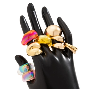 Macro-opname van grove gouden en amberkleurige harsringen op een zwart handmodel