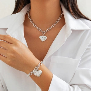 Set collana e bracciale con ciondolo a cuore in argento con texture in metallo martellato