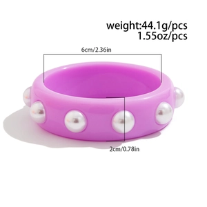Vista de detalle del brazalete de resina morada con perlas falsas y dimensiones