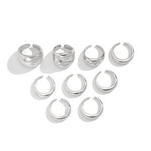 Ensemble de 9 bagues et earcuffs argentés aux designs lisses en forme de goutte et de vagues