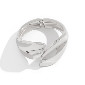 Gepolijste zilveren gelaagde metalen armband in bladvorm met moderne veersluiting