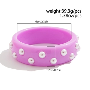 Vista de cerca del brazalete de resina púrpura con perlas y medidas de dimensión