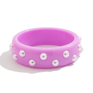 Brazalete ancho de resina morada con purpurina, perlas falsas y acabado irregular