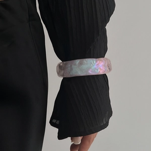 Detalle de brazalete ancho de resina violeta iridiscente con textura de efecto hielo