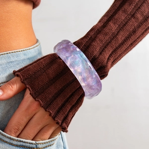 Brazalete ancho de resina púrpura iridiscente con efecto de galaxia para mujer