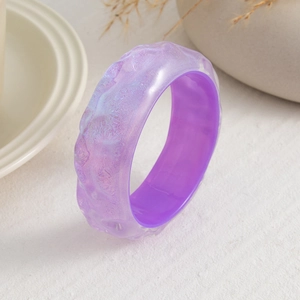 Detalle macro de pulsera de resina con purpurina lavanda con textura ondulada y acabado perlado