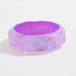 Detalle de brazalete de acrílico translúcido morado con acabado de purpurina irregular