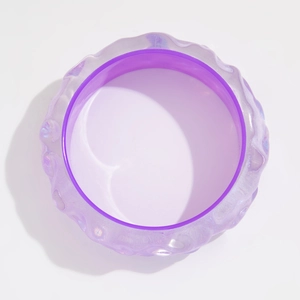 Primer plano del brazalete ancho de resina púrpura con bordes ondulados y estilo moderno