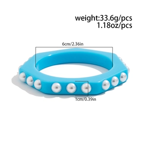 Brazalete hexagonal de resina azul cielo con incrustación de cuentas plateadas